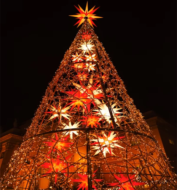Programmable 3D LED motif tree sculpture lighting a city square at night