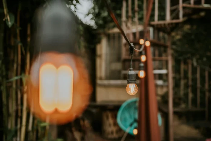 Socket attachment on a support cable for outdoor Edison bulb string lights